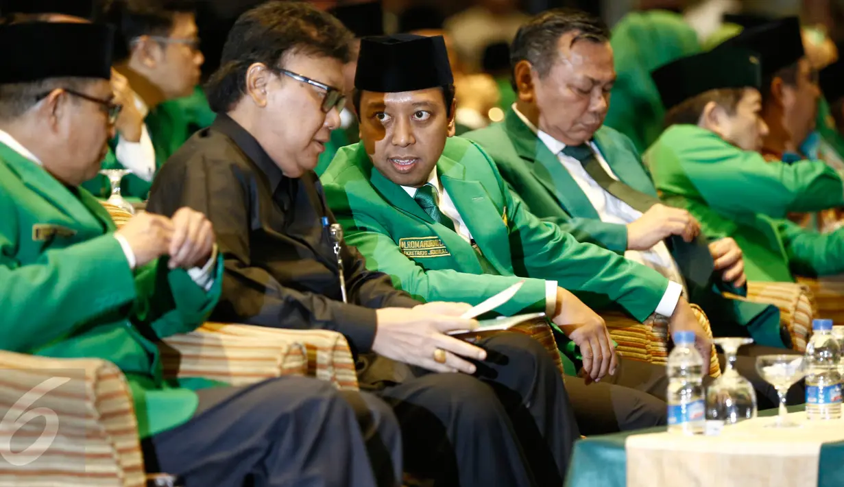 Ketua Fraksi PPP, Muhammad Romahurmuziy (ketiga kiri)  berbicara dengan Mendagri Tjahjo Kumolo saat Mukernas ke-IV PPP di Jakarta, (24/2). Mukernas mengusung tema 'Islah Seutuhnya Menuju Stabilitas politik Nasional'. (Liputan6.com/Faizal Fanani)