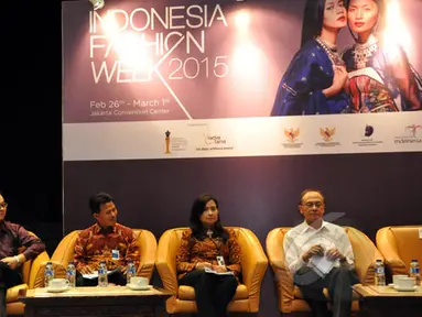 Dirjen EKMDI Pariwisata Hari Waluyo (kanan) bersama Direktur Pengembangan Produk Ekspor Sulistya Wati (ketiga kiri) memberikan keterangan pers jelang Indonesia Fashion Week 2015 di Gedung Sapta Pesona, Jakarta, Selasa (17/2). (Liputan6.com/Panji Diksana)