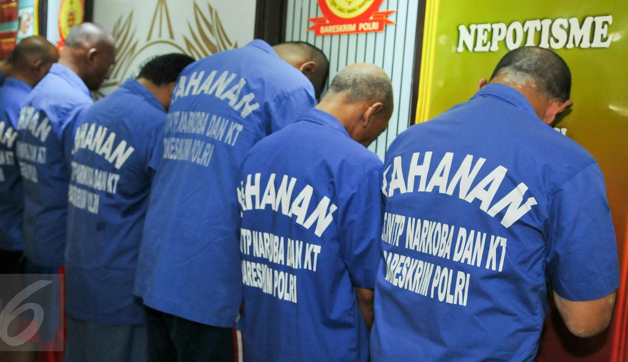 Para tersangka dihadirkan saat rilis barang bukti di Mako Ditnarkoba Mabes Polri, Jakarta, Jumat (19/2). Petugas menangkap 7 orang tersangka sindikat narkotika internasional dan menyita 40 ribu butir ekstasi senilai Rp24 M. (Liputan6.com/Yoppy Renato)