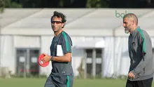 Pelatih Timnas Indonesia U-23, Luis Milla memimpin sesi latihan di Lapangan ABC Senayan, Jakarta (22/6/2018). Timnas melakukan persiapan untuk melawan Korea pada laga uji coba 23 Juni 2018. (Bola.com/Nick Hanoatubun)