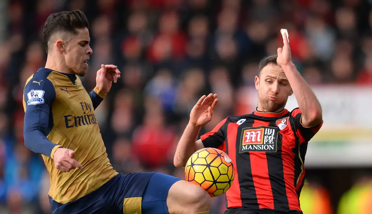 Pemain Arsenal, Gabriel (kiri) berebut bola dengan pemain AFC Bournemouth, Marc Pugh pada lanjutan liga Premier Inggris di Stadion Vitality, Minggu (7/2/2016). (AFP/Glyn Kirk)