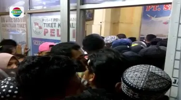 Di Ambon, Maluku, ratusan calon pemudik lebaran berdesakan untuk membeli tiket kapal menuju kampung halaman masing-masing.