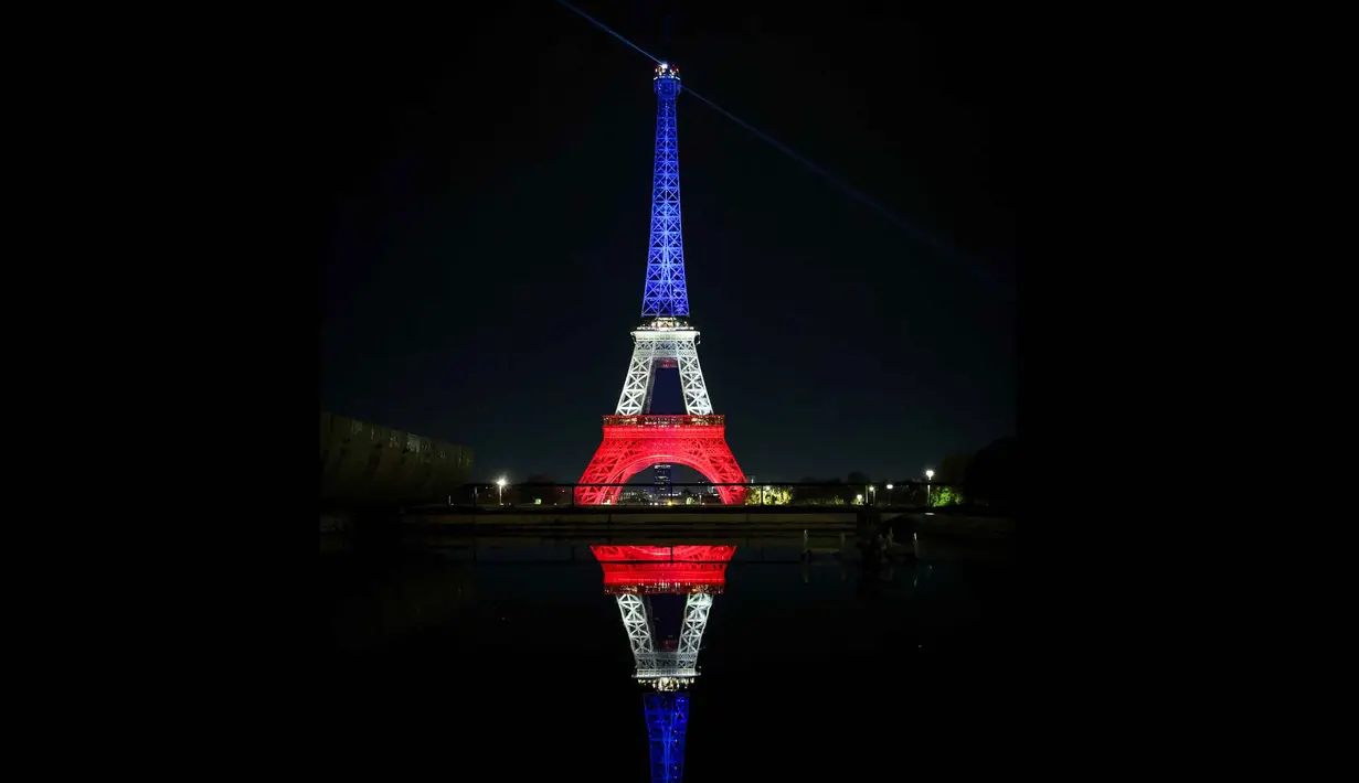Untuk menandai satu dekade tragedi tersebut, berbagai upacara peringatan diselenggarakan di ibu kota. Tampak sebuah foto memperlihatkan Menara Eiffel yang diterangi dengan warna bendera nasional Prancis saat peringatan ke-10 serangan teroris Paris yang terjadi pada 2015, di Paris, pada 12 November 2025. (Ludovic MARIN/AFP)