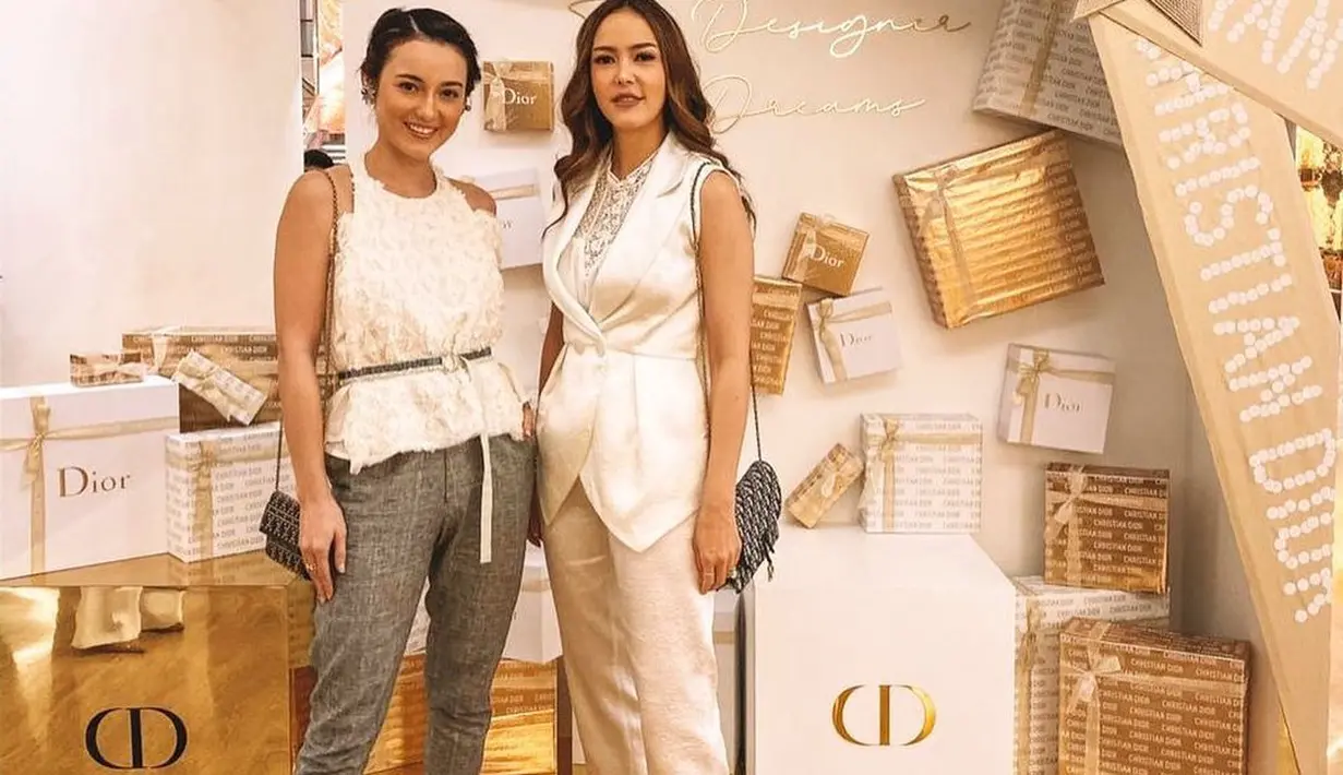 <p>Dekat dan kompak, keduanya kerap membagikan momen manis bersama lewat akun Instagramnya. (FOTO: instagram.com/julstelle)</p>