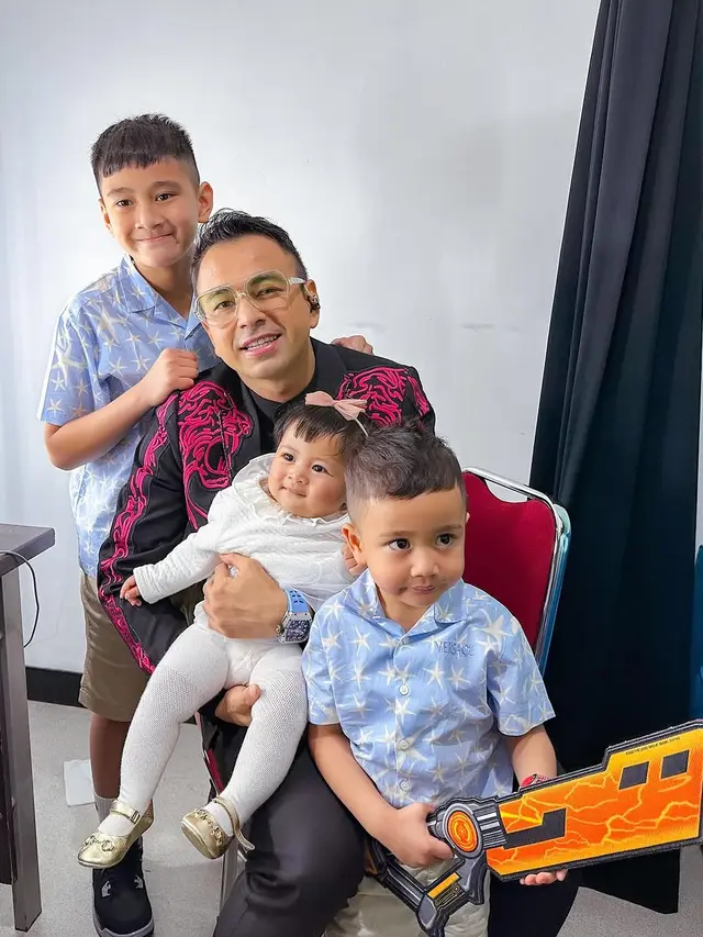 Temani Papa Kerja! Potret Gemas Rafathar, Rayyanza dan Lily Ikut Raffi Ahmad Syuting (credit: instagram/raffinagita1717).
