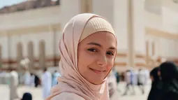 Penampilan Amanda menggunakan balutan busana muslim berwarna kalem saat melaksanakan umrah sangat menyejukkan. Gadis kelahiran Jakarta ini juga tampil tanpa make up kala itu, membuat penampilannya semakin natural. (Liputan6.com/IG/@amandarawles)