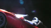 Mobil Tesla Roadster yang dilengkapi manekin astronot bernama Starman saat berada di roket Falcon Heavy menuju luar angkasa (6/2). (Ho/SpaceX/AFP)