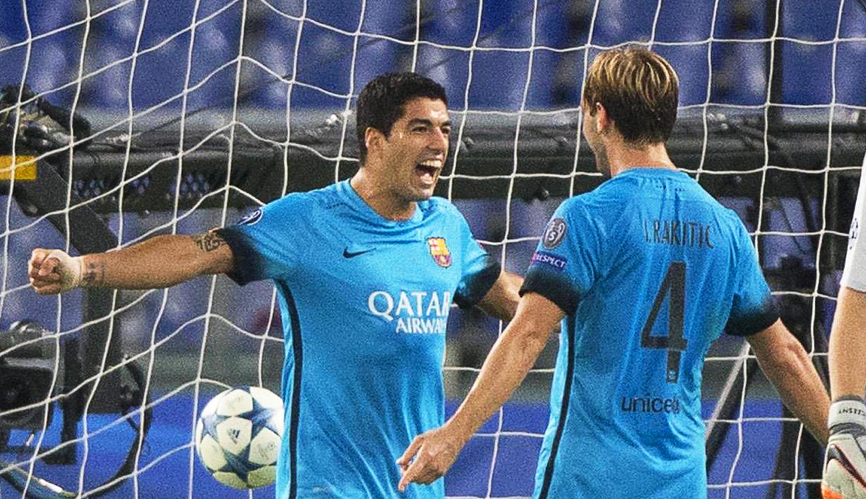 Striker Barcelona, Luis Suarez (kiri) merayakan gol yang dicetaknya bersama Ivan Rakitic dalam laga Grup E Liga Champions di Stadion Olimpico, Kamis (17/9/2015) dini hari WIB. (EPA/Claudio Peri)