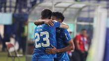 Selebrasi pemain Persib Bandung, Ciro Alves (kanan) bersama Marc Klok setelah mencetak gol pertama timnya ke gawang Bali United pada laga leg kedua semifinal Championship Series BRI Liga 1 2023/2024 di Stadion Si Jalak Harupat, Soreang, Kabupaten Bandung, Sabtu (18/5/2024). (Bola.com/Abdul Aziz)