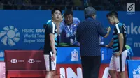 Ganda putra Indonesia, Kevin Sanjaya Sukomuljo/Marcus F Gideon menyimak arahan pelatih saat lawan Ong Yew Sin/Teo Ee Yi (Malaysia) di 16 besar Indonesia Open 2018, Istora GBK Jakarta, Kamis (5/7). Kevin/Marcus unggul. (Liputan6.com/Helmi Fithriansyah)