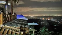 Bila ingin melihat semarak kembang api di malam tahun baru, sebaiknya kamu mengunjungi Bukit Bintang di Yogyakarta. Bukit Bintang merupakan salah satu titik yang cukup tinggi di Yogyakarta yang tidak pernah sepi pengunjung.  (4.bp.blogspot.com)