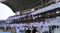 Suporter PSIM Yogyakarta tampak memenuhi tribune barat Stadion Mandala Krida, Yogyakarta, saat laga melawan Persis Solo, Senin (21/10/2019). (Bola.com/Vincentius Atmaja)