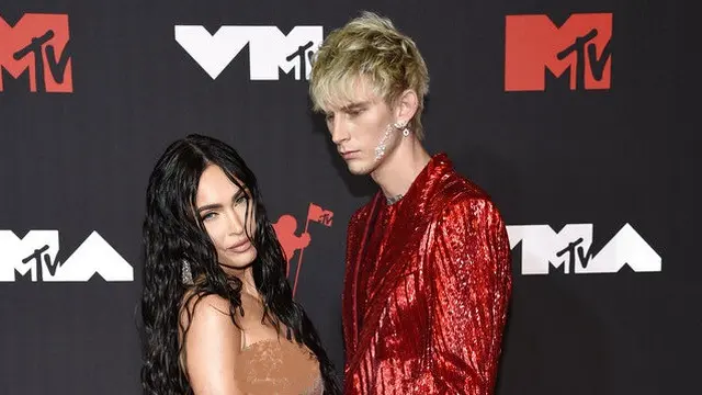 Machine Gun Kelly dan Megan Fox di MTV VMA 2021 (Foto: Evan Agostini/Invision/AP)