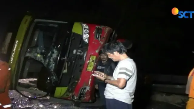 Bus Tabrak Pembatas Jalan hingga Terguling di Tol Cipularang