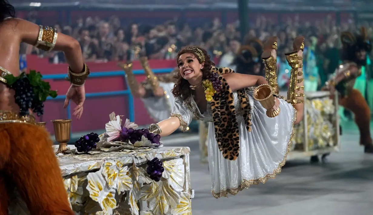 Penampil dari parade sekolah samba Vila Isabel saat perayaan karnaval di Sambadrome, Rio de Janeiro, Brasil, Selasa (21/2/2023). Para anggota sekolah samba di Brasil tampil pada parade karnaval di Sambadrome, Rio de Janeiro, Brasil. Karnaval terbesar di dunia tersebut merupakan kompetisi parade tahunan di stadion raksasa yang diubah menjadi jalan-jalan raya dikenal sebagai "Sambadrome". (AP Photo/Silvia Izquierdo)