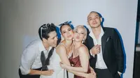 6 Potret BCL Kondangan Maxime Bouttier dan Luna Maya di Bali, Nyanyi Lagu Film Jumbo untuk Mempelai