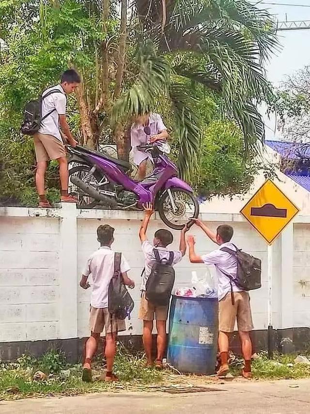 6 Foto Ini Jadi Bukti Kompaknya Pertemanan Cowok, Kocak