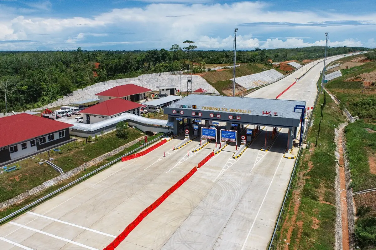Presiden Joko Widodo (Jokowi) meresmikan Jalan Tol Bengkulu-Taba Penanjung pada Kamis, 20 Juli 2023. Dalam peresmian ini Jokowi didampingi oleh Menteri BUMN Erick Thohir dan Menteri PUPR Basuki Hadimuljono.