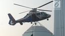 Petugas kepolisian menuruni helikopter menggunakan tali dalam apel pengamanan Asian Games 2018 di Lapangan Ditlantas Polda Metro Jaya, Jakarta, Selasa (31/7). (Merdeka.com/Imam Buhori)