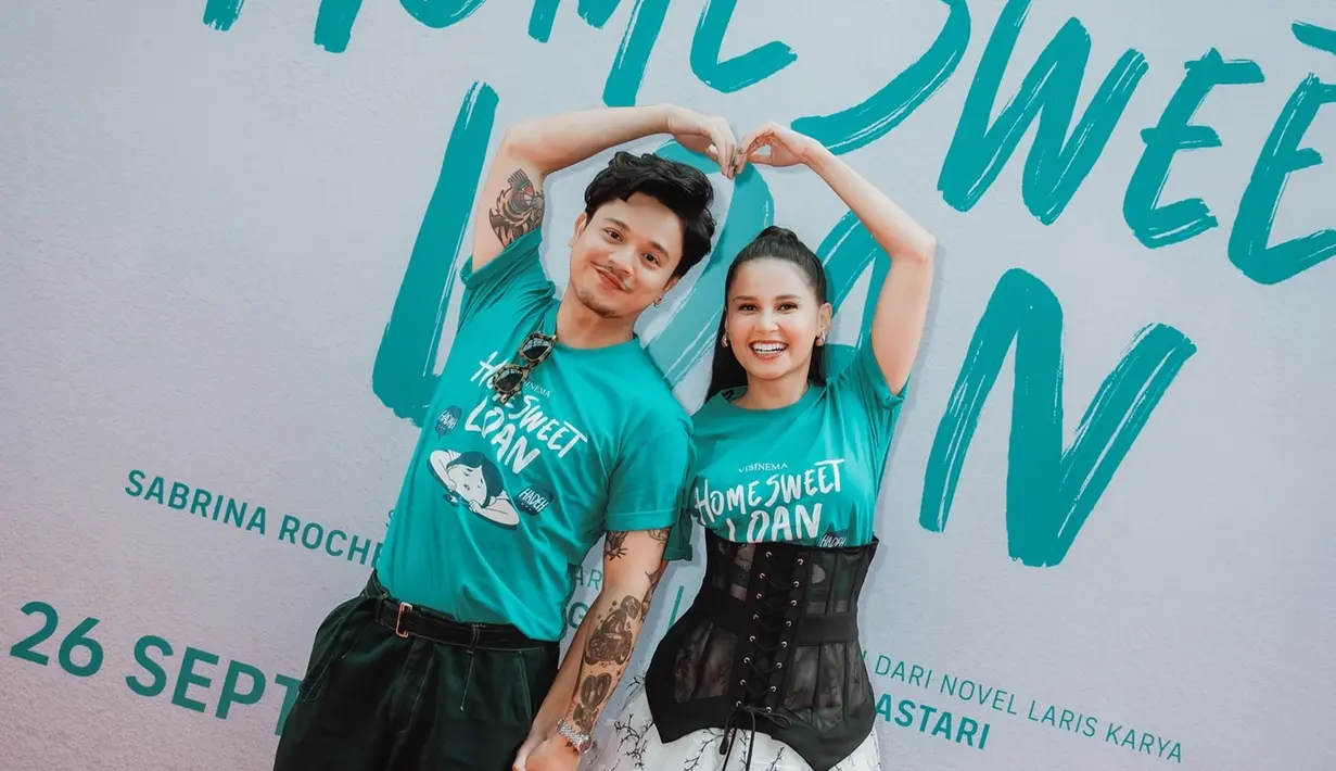 Ini potret Yunita Siregar dan Derby Romero di acara konferensi pers film Home Sweet Loan pada 19 September 2024 lalu. Lewat perannya sebagai Danan di Home Sweet Loan, Derby Romero kembali disebut netizen sebagai cowok green flag. Sejak konferensi pers ini, netizen sudah tak sabar untuk menyaksikan film yang disutradarai oleh Sabrina Rochelle Kalangie ini di bioskop. (Liputan6.com/IG/@yunitasiregar)