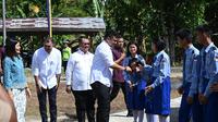 Gubernur Sumatera Utara Bobby Nasution didampingi Ketua TP PKK Sumut Kahiyang Ayu menghadiri acara Penyerahan Aset Lahan SMA Negeri Unggulan Sukma Nias dari Pemko Gunungsitoli kepada Pemprov Sumut di SMA Negeri Sukma, Gunungsitoli, Sabtu (14/6/2025). (Ist)
