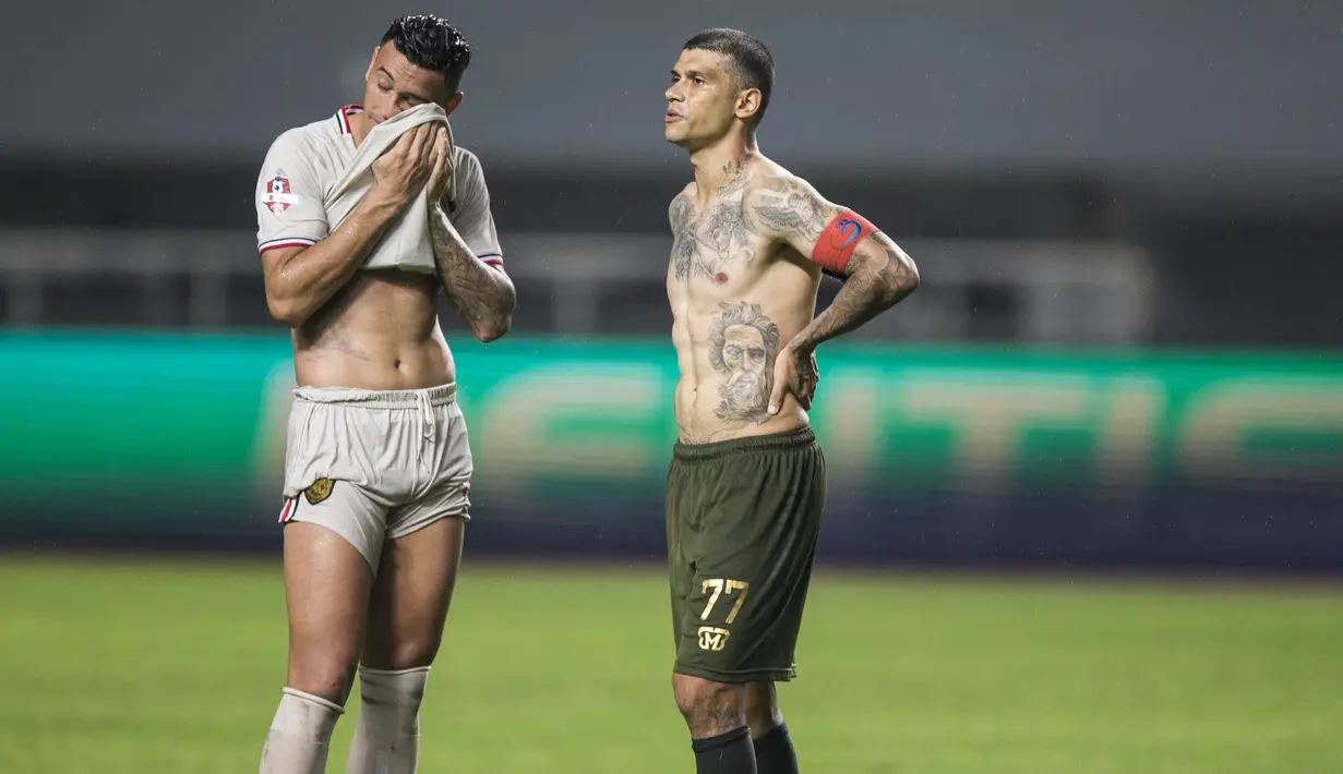 Gelandang Persela Lamongan, Rafael Oliviera, berbincang dengan gelandang Tira Persikabo, Ciro Henrique, pada laga Liga 1 di Stadion Pakansari, Bogor, Senin (16/12). Kedua klub bermain imbang 1-1. (Bola.com/Vitalis Yogi Trisna)