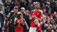 Gelandang Manchester United, Bruno Fernandes, tersenyum di lapangan setelah penampilan kandang terakhir mereka dalam pertandingan Liga Inggris antara Manchester United melawan Nottingham Forest di Old Trafford, Manchester, Inggris barat laut, pada 17 Mei 2026. United memenangkan pertandingan tersebut dengan skor 3-2. (Darren Staples / AFP)