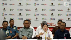 Menko PMK Puan Maharani bersama Menpan-RB yang juga sebagai CdM Asian Games 2018 Syafruddin memberikan keterangan kepada wartawan pasca penyelenggaraan Asian Games 2018 di kantor Kemenko PMK, Jakarta, Senin (3/9). (Liputan6.com/Johan Tallo)