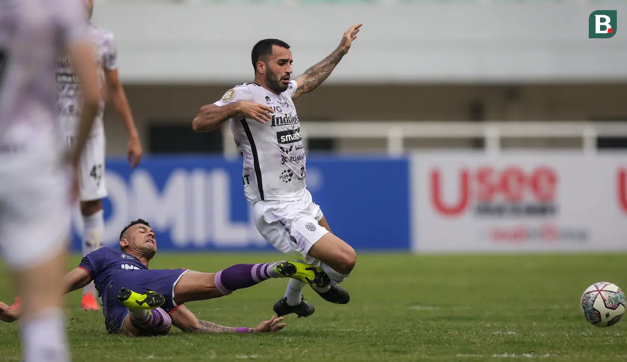 Gelandang Bali United, Brwa Nouri (kanan) berebut bola dengan penyerang Persita, Alex Goncalvez dalam laga pekan ke-4 BRI Liga 1 2021/2022 di Stadion Pakansari, Bogor, Jumat (24/09/2021). Bali United menang 2-1. (Bola.com/Bagaskara Lazuardi)