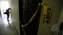 Pintu kamar kos tempat terbunuhnya Deudeuh Alfisahrin telah diberi garis polisi, Jakarta, Rabu (15/4/2015). Rumah kos Boarding House di kawasan Tebet tampak sepi pasca terbunuhnya Deudeuh. (Liputan6.com/Faizal Fanani)