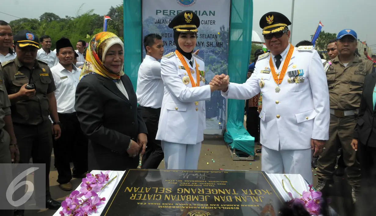 Wali Kota Tangerang Selatan terpilih Airin Rachmi Diany melakukan salam komando dengan Wakil Wali Kota Benyamin Davnie usai meresmikan Jembatan Ciater Kota Tangsel Rabu (20/4). (Liputan6.com/Helmi Afandi)