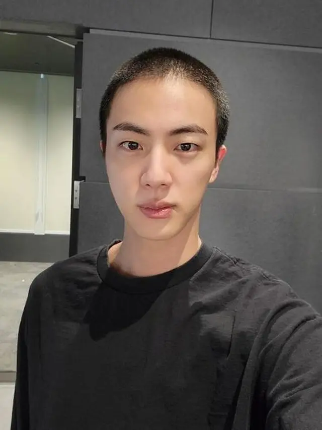 6 Pesona Jin BTS saat Pakai Seragam Militer, Gagah Banget