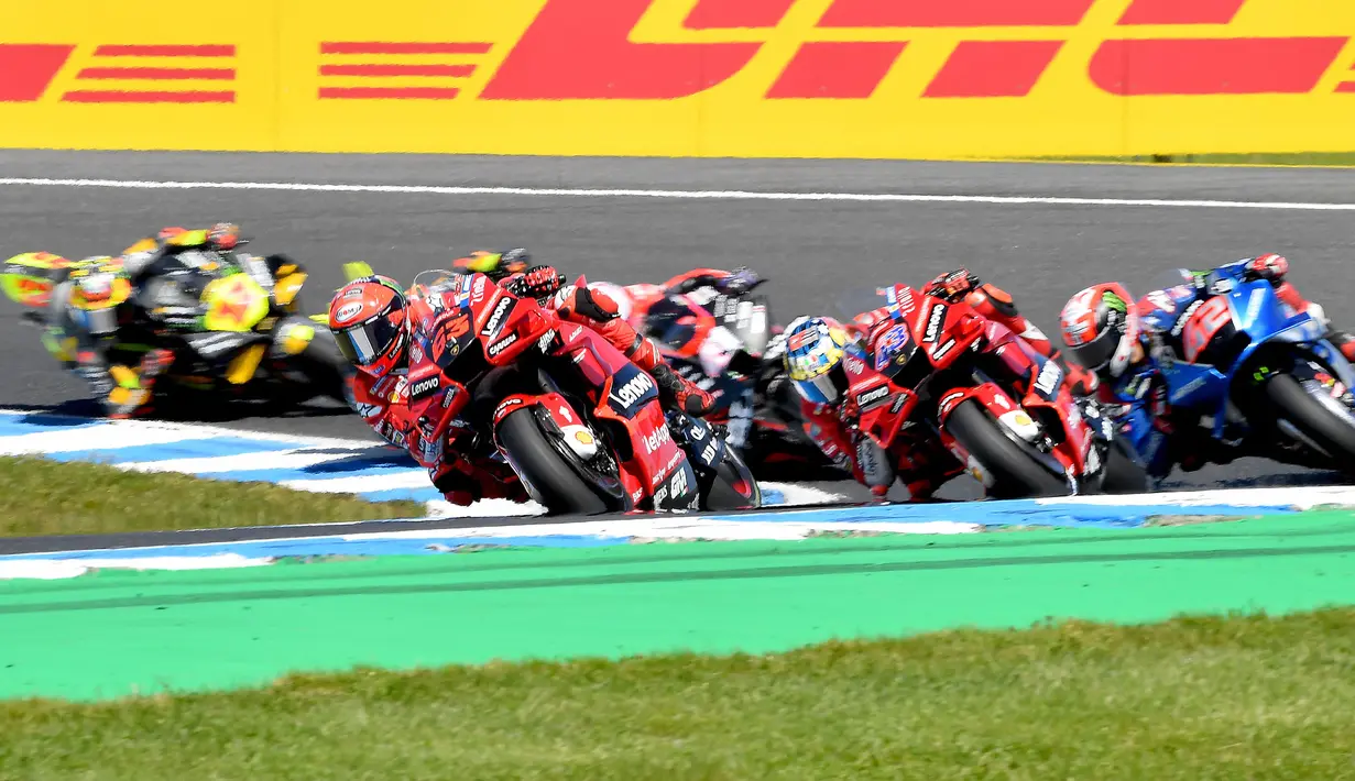 <p>Pebalap Ducati Lenovo, Francesco Bagnaia (depan) memimpin balapan saat MotoGP Australia 2022 yang berlangsung di Sirkuit Phillip Island pada Minggu (16/10/2022) pagi WIB. (AFP/Paul Crock)</p>