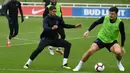 Gelandang Inggris Ruben Loftus-Cheek dan bek Inggris Harry Maguire saat mengikuti latihan di St George's Park di Burton-on-Trent, Inggris (4/9). Inggris akan bertanding melawan Spanyol laga persahabatan internasional 8 September. (AFP Photo/Paul Ellis)