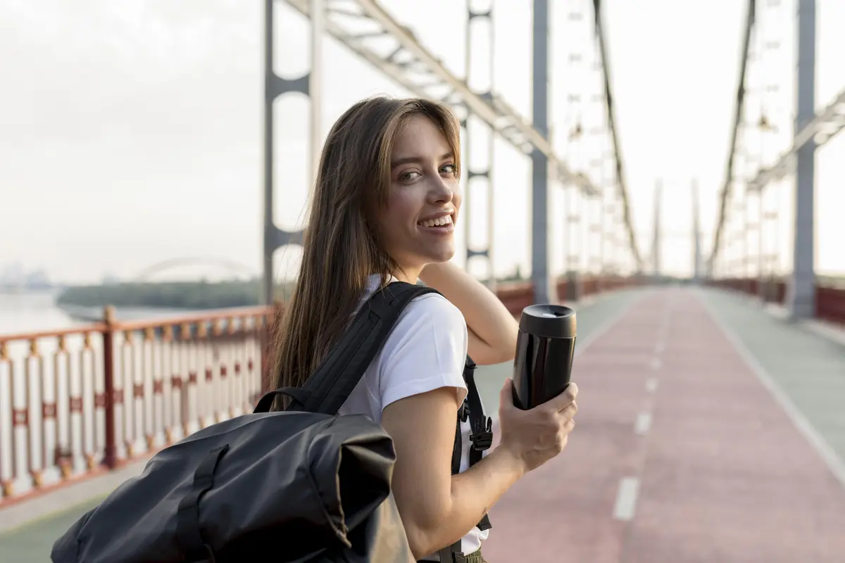 wanita agustus travel
