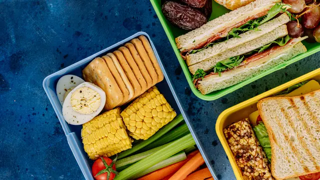 Ilustrasi meal prep praktis untuk membantu mengatur asupan makanan sehari-hari.