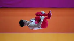 Ajang yang digelar Federasi Gimnastik Internasional (FIG) itu dilangsungkan di Indonesia Arena, Jakarta, hingga 25 Oktober 2025. Tampak dalam foto, Tomoharu Tsunogai dari Jepang berkompetisi di alat palang sejajar saat Kejuaraan Dunia Senam Artistik ke-53 di Jakarta, Minggu 19 Oktober 2025. (AP Photo/Tatan Syuflana)