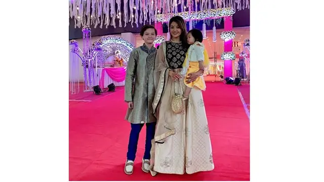 Farah juga mengajak putri kecilnya untuk menghadiri beberapa acara tertentu.