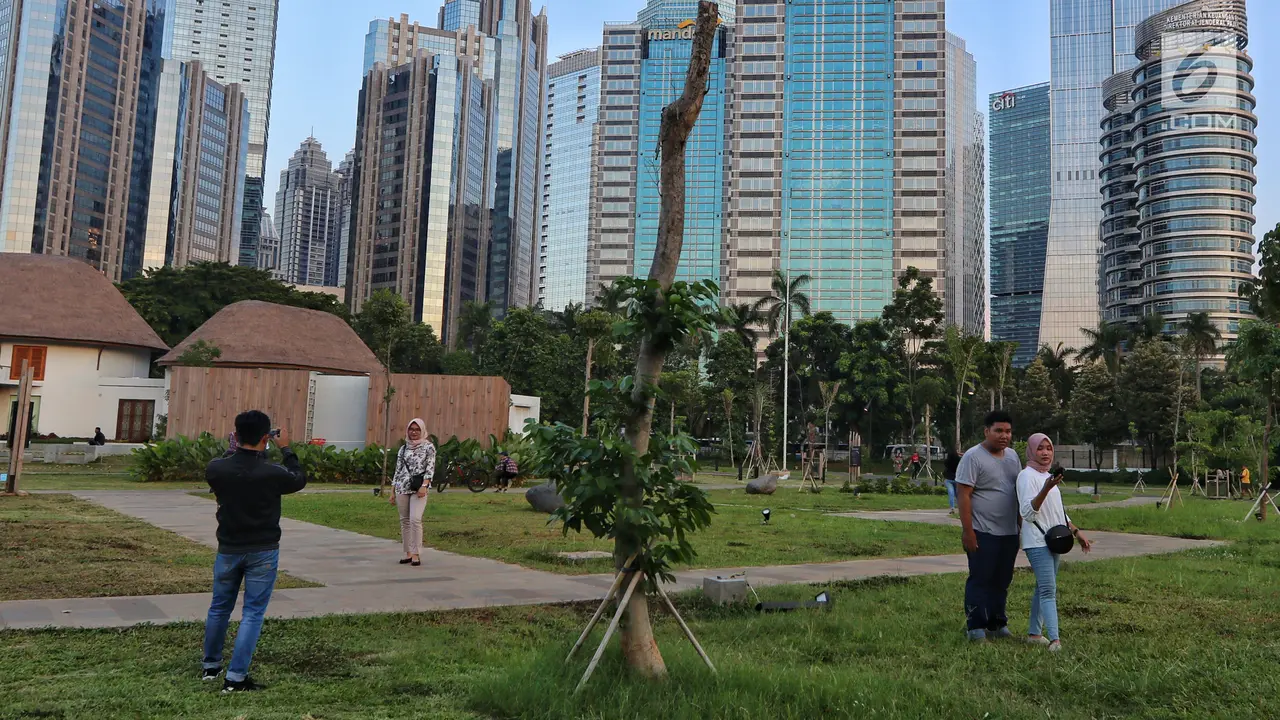 Menikmati Udara Sejuk Hutan Kota Jakarta