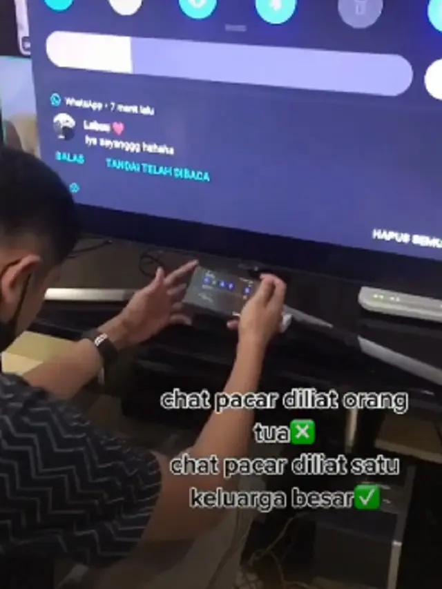 Chat Dari Kekasih Ketahuan Keluarga Besar Saat Lebaran Online, Pria Ini Auto Malu