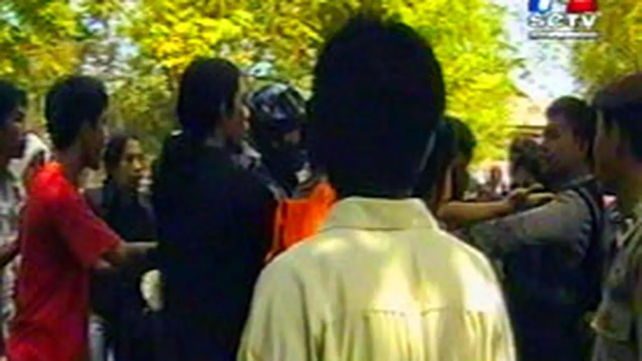 270203aMahasiswa_Bentrok2.jpg