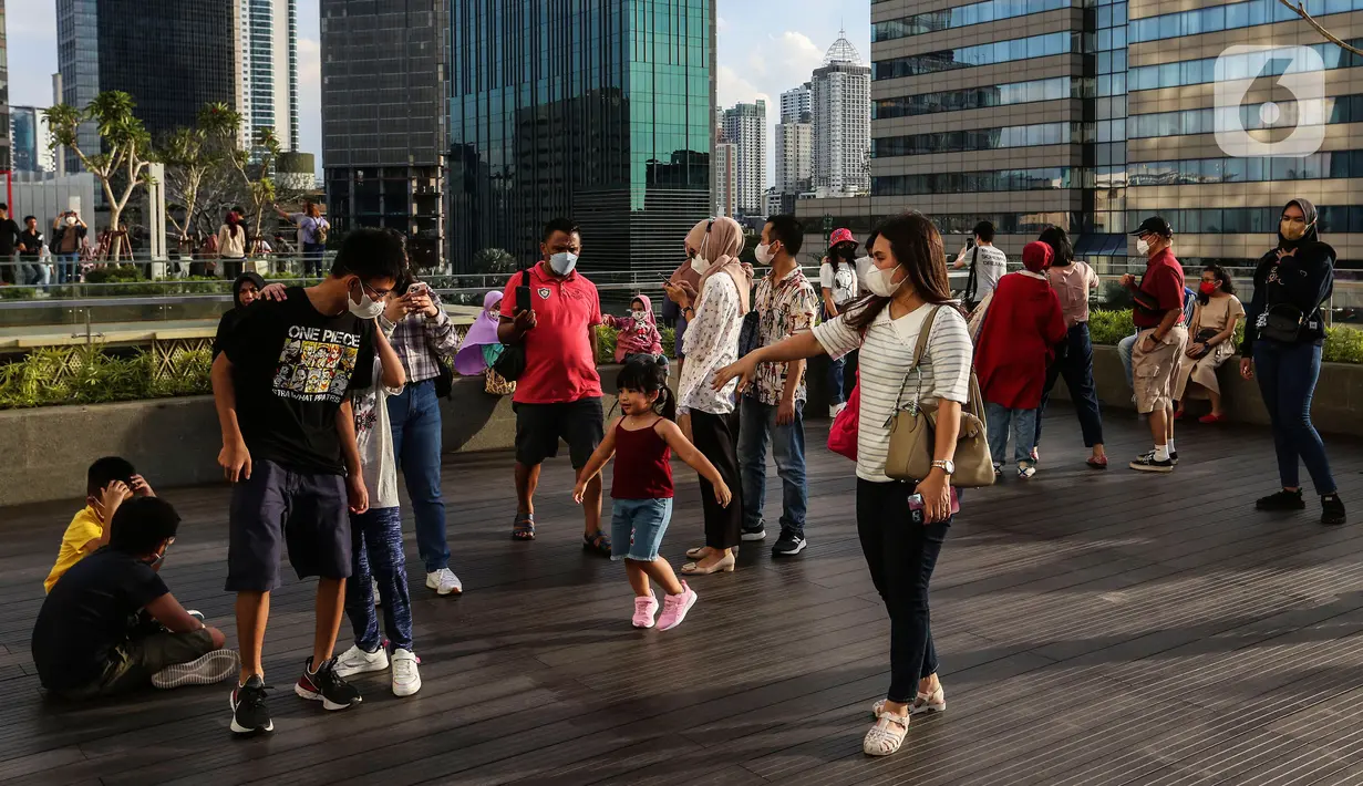 <p>Warga memanfaatkan waktu berlibur lebaran dengan mengunjungi Sarinah Jakarta, Jumat (6/5/2022). Warga Jakarta dan sekitarnya mengisi libur Idul Fitri 1443 H untuk berjalan jalan dan berekreasi bersama keluarga ke Mall dan tempat-tempat wisata di Ibu Kota. (Liputan6.com/Johan Tallo)</p>