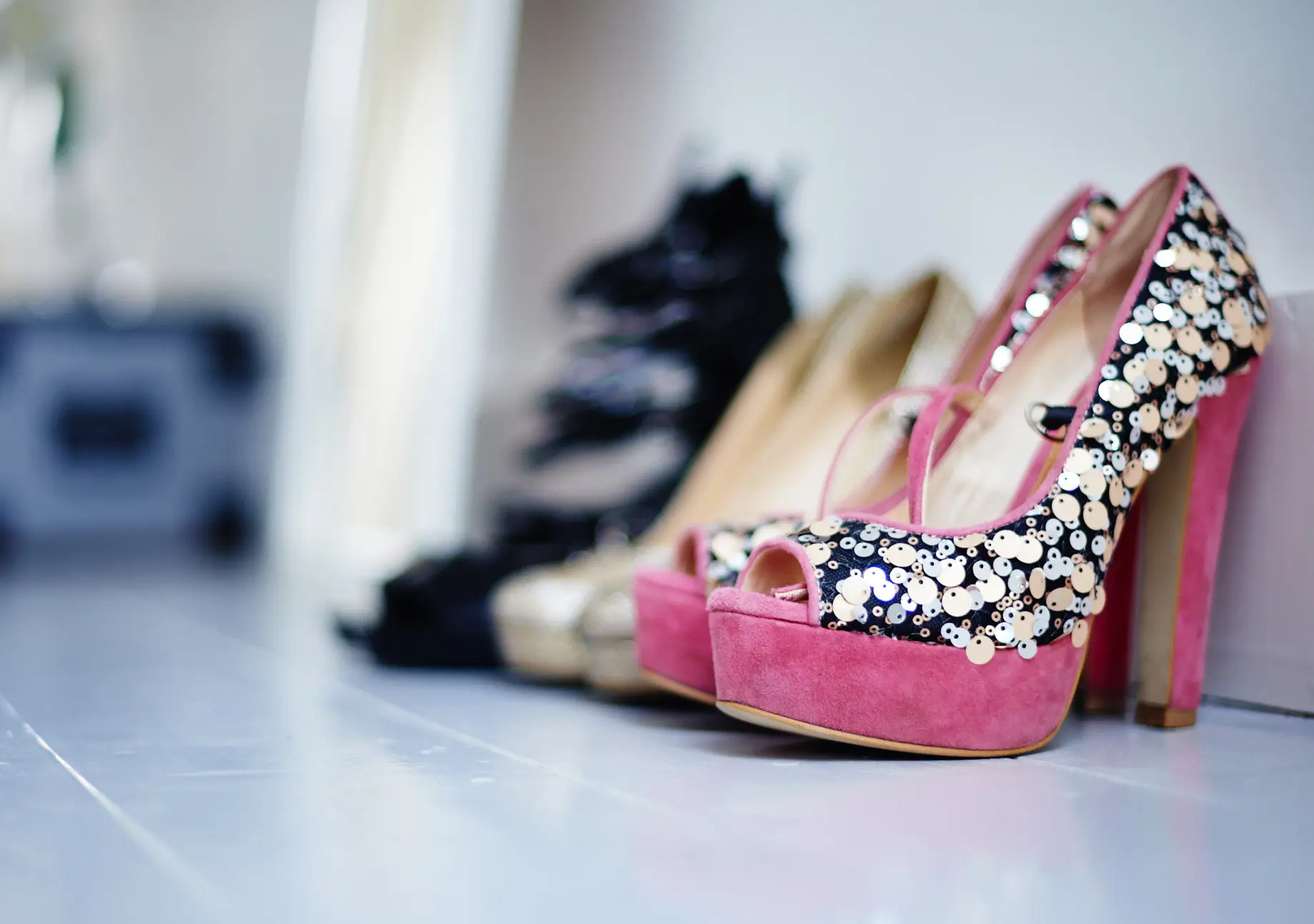 Punya high heels kebesaran? Atasi dengan cara sederhana. (Image: sheknows.com)