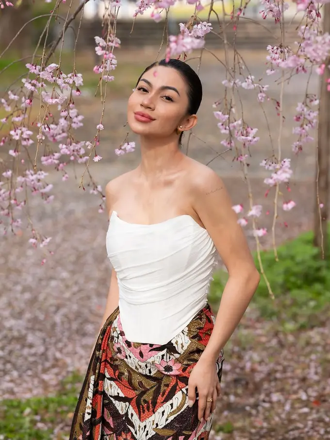 Pesona Kecantikan Natural Ariel Tatum Dipulas No Makeup Makeup Look saat Berpose di Tengah Sakura