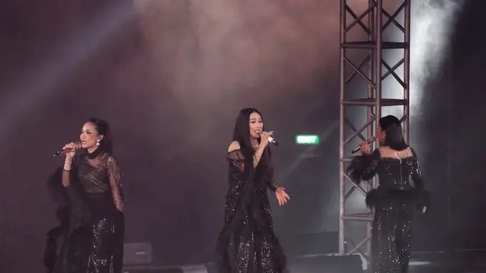 Tampilan Outfit Tiga Diva dan Super Girls di Konser Super Diva