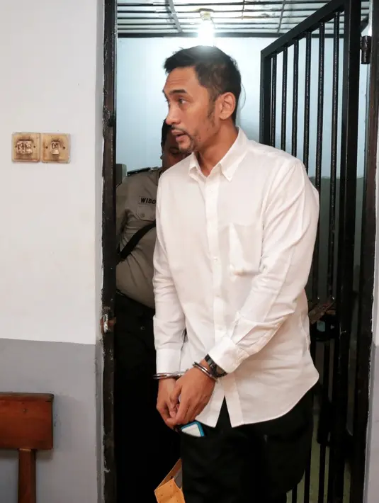 Aktor film Unlimited Love itu datang di PN pukul 10.30 WIB. Setelah menunggu sejam lebih, akhirnya sidang dimulai pukul 11.55 WIB. Dalam sidang keterangan saksi kali ini berakhir pukul 13.10 WIB. (Adrian Putra/Bintang.com)