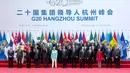 Presiden RI Joko Widodo foto bersama saat menghadiri KTT G20 di Hangzhou, Tiongkok (4/9). KTT  G20 digelar di Hangzhou International Expo Center (HIEC) dan direncanakan berlangsung dua hari yakni 4-5 September 2016. (Setpres/Bey Machmudin)