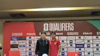 Pelatih&nbsp;Timnas Indonesia Shin Tae-yong dan kapten Asnawi Mangkualam saat menghadiri konferensi pers pra pertandingan melean Brunei Darussalam di Stadion Utama Gelora Bung Karno (SUGBK), Rabu (11/10/2023). (Liputan6.com/Melinda Indrasari)