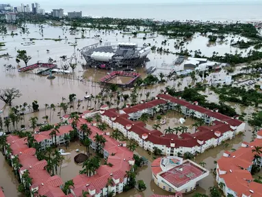 Foto udara diambil pada 27 September 2024 memperlihatkan lapangan tenis Arena GNP yang terendam banjir setelah Badai John di Acapulco, Negara Bagian Guerrero, Meksiko. (Francisco ROBLES/AFP)