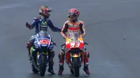 Debat antara pembalap Movistar Yamaha, Maverick Vinales dan pembalap Repsol Honda, Marc Marquez pada akhir sesi kualifikasi MotoGP Jerman 2017 di Sirkuit Sachsenring. (Crash)